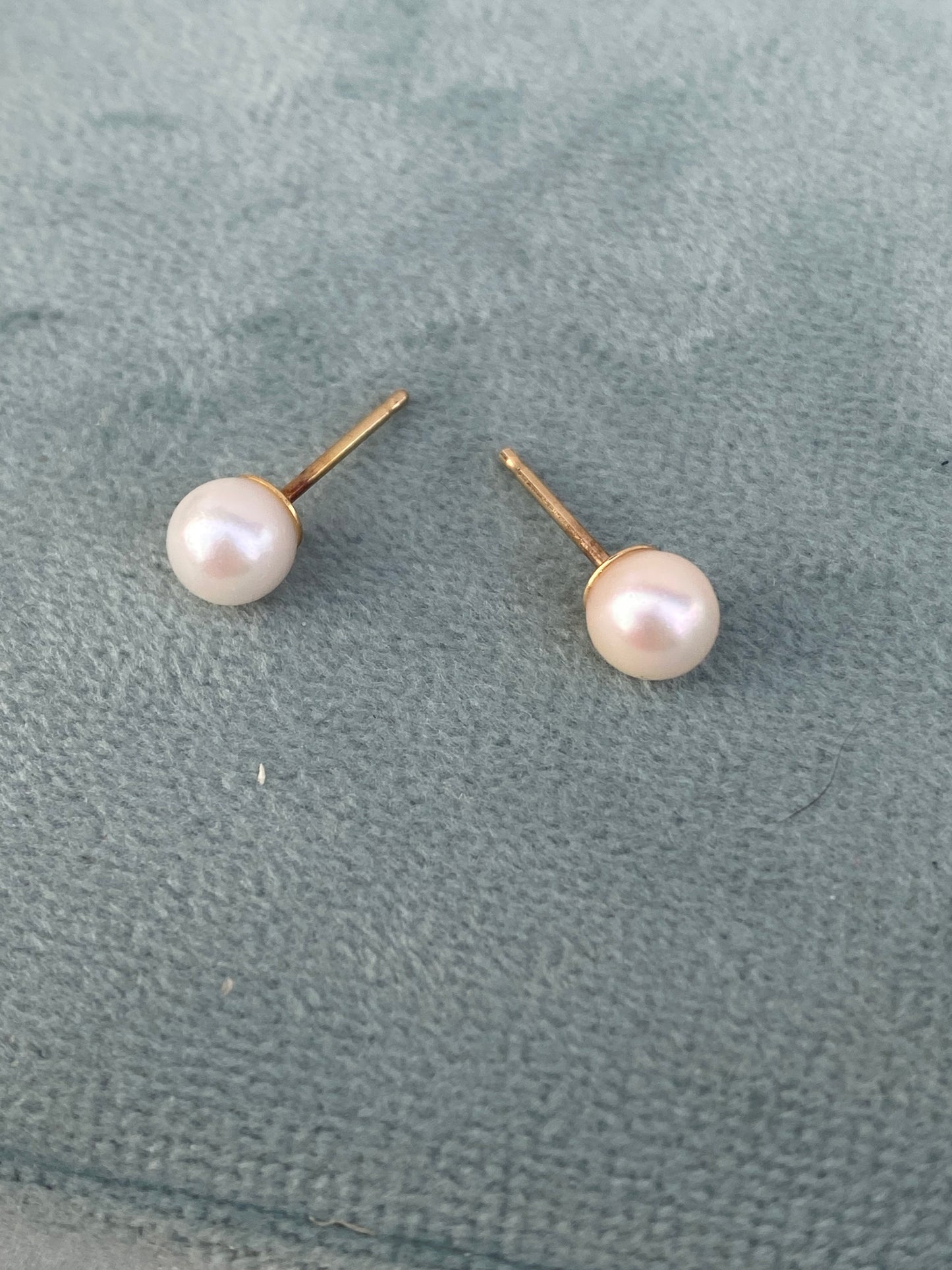14kt pearl studs