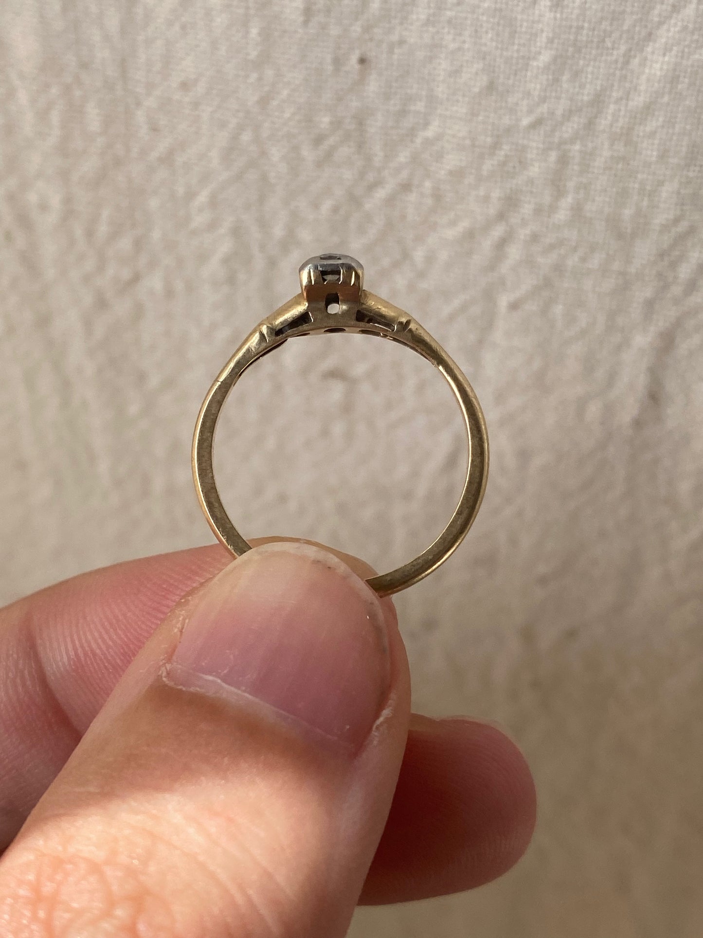 14kt vintage diamond solitare ring