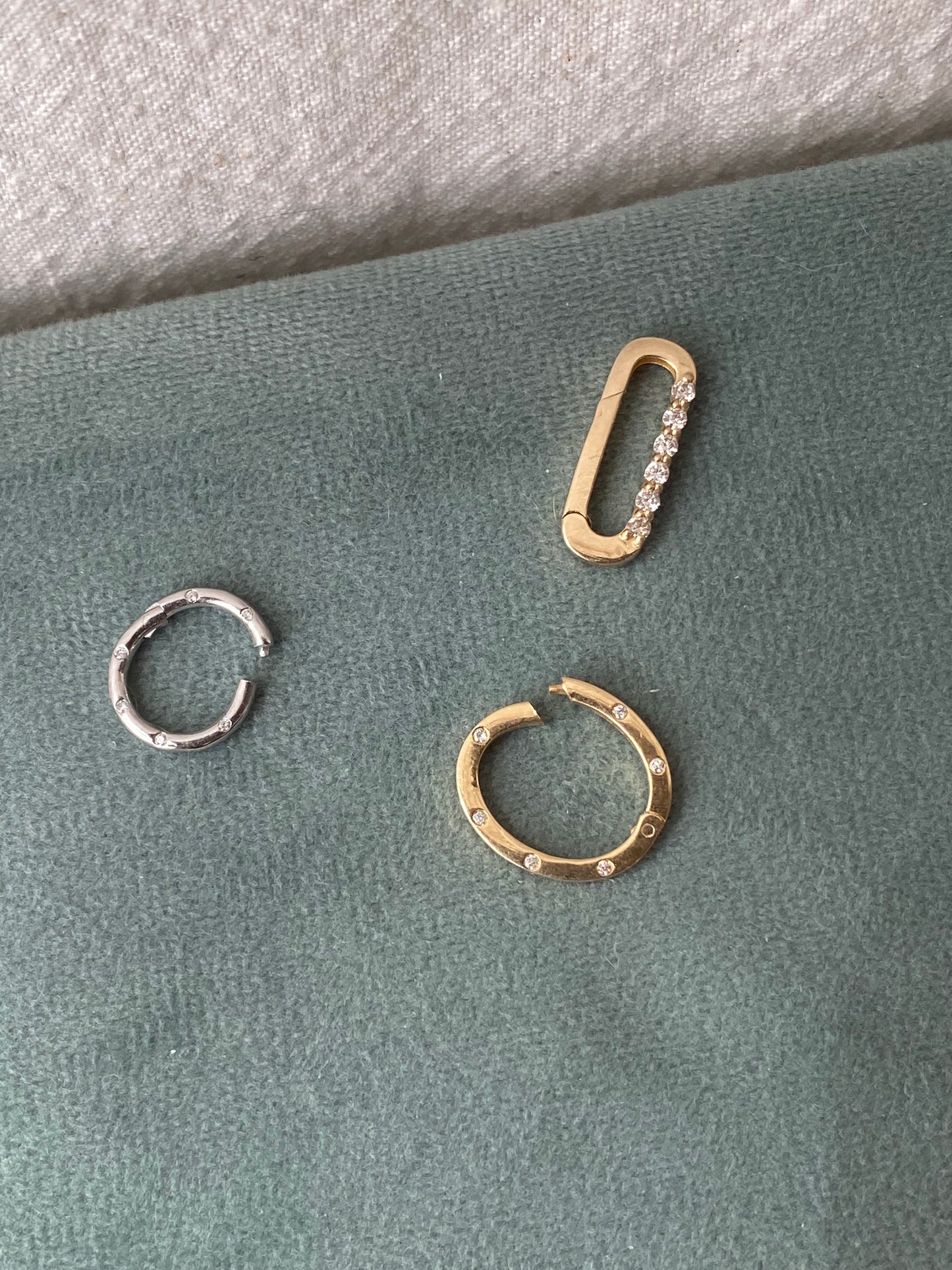 14kt WG diamond circle click connector