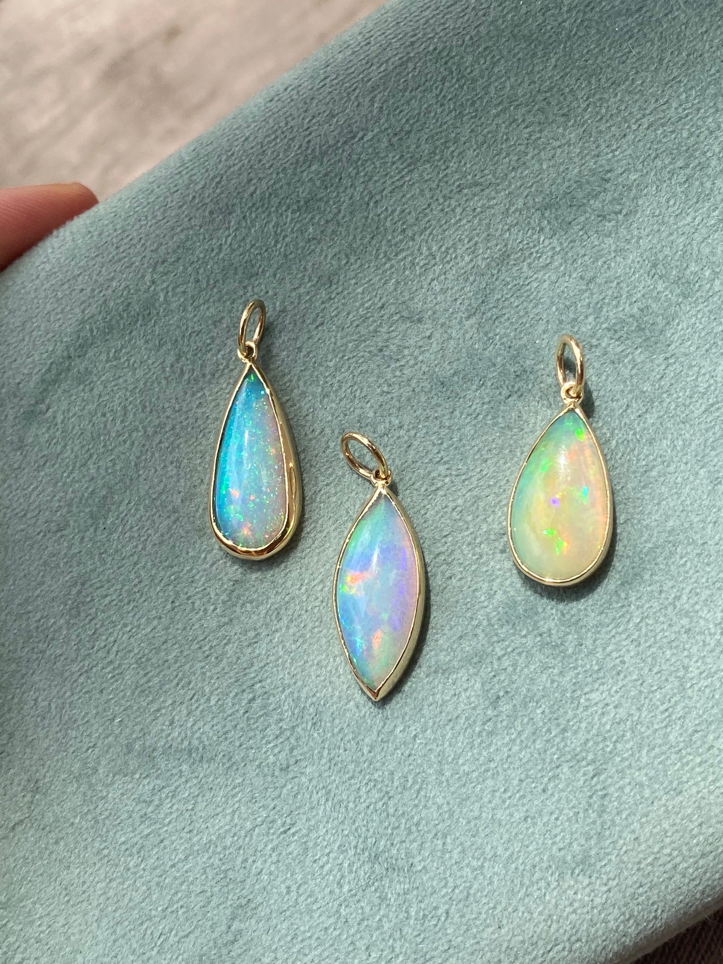 14kt 3.86ctw opal pendant