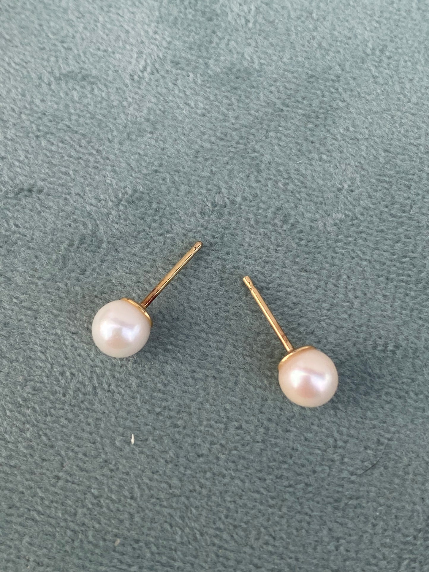 14kt pearl studs