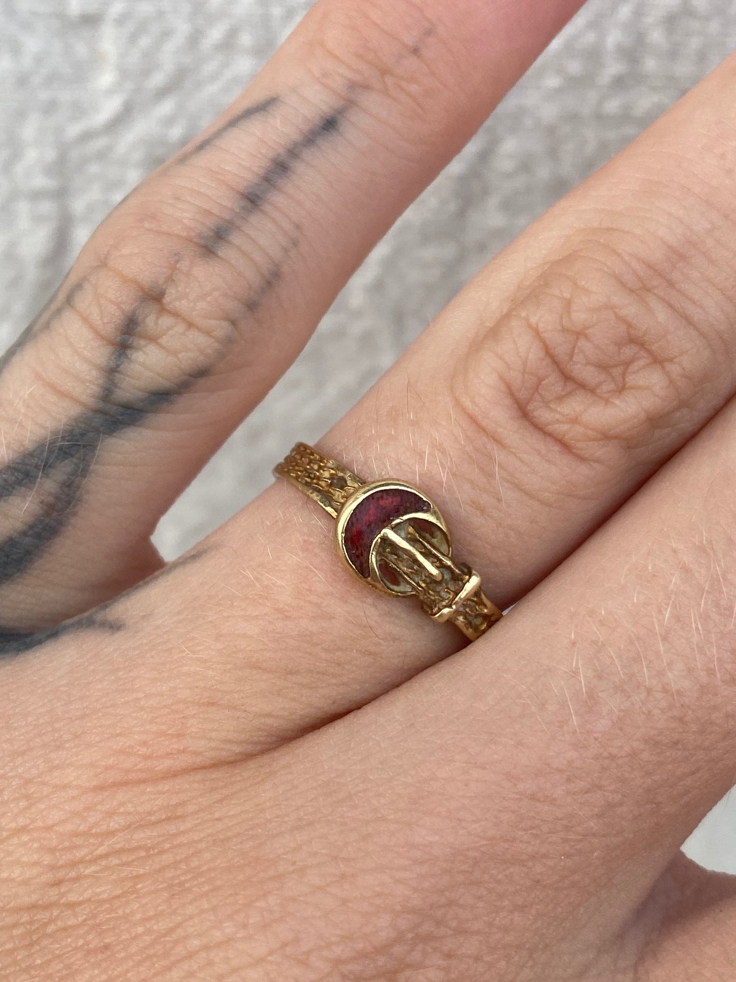 18kt vintage enamel buckle ring