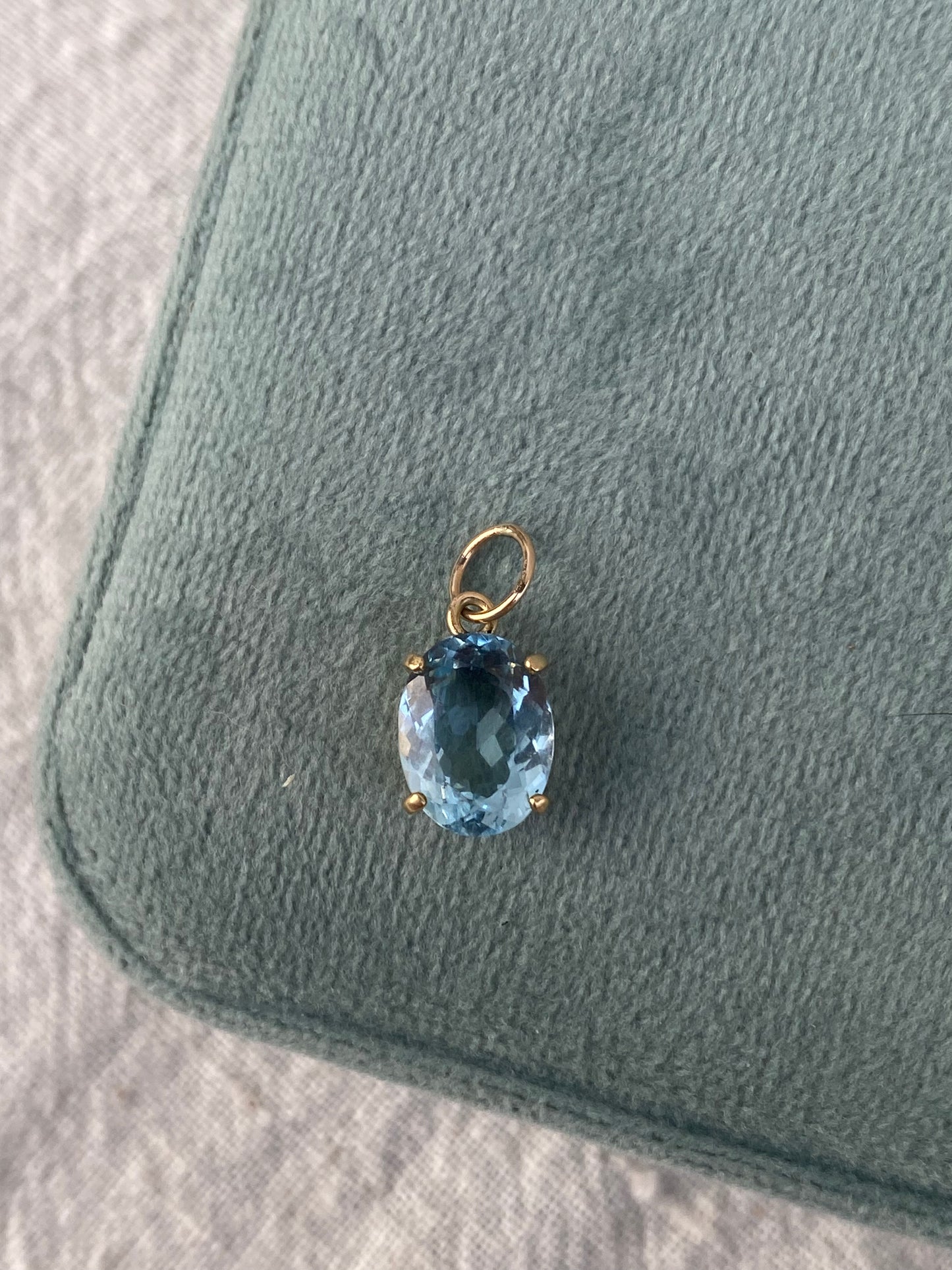 14kt aquamarine pendant