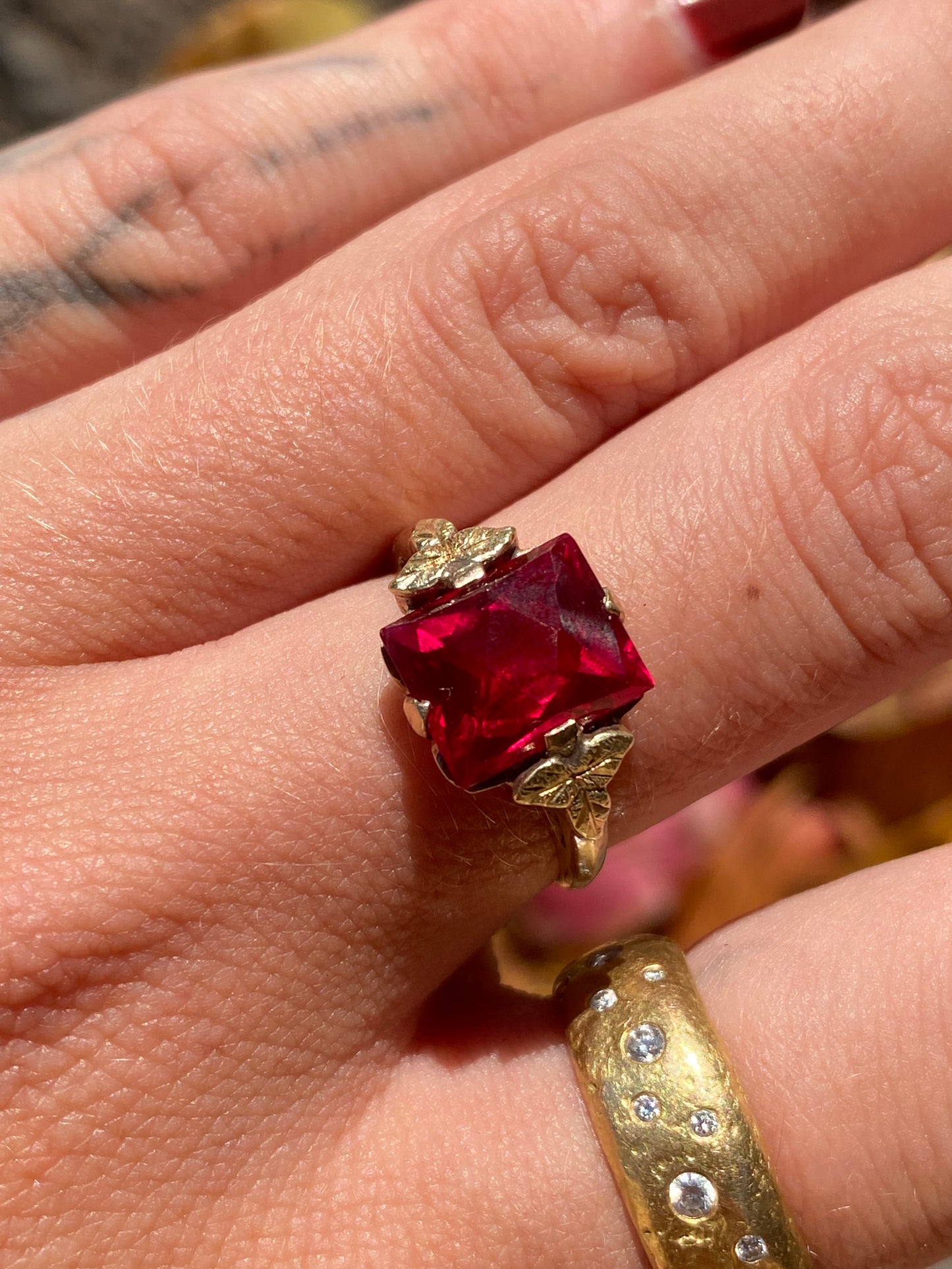 10kt vintage red stone ring