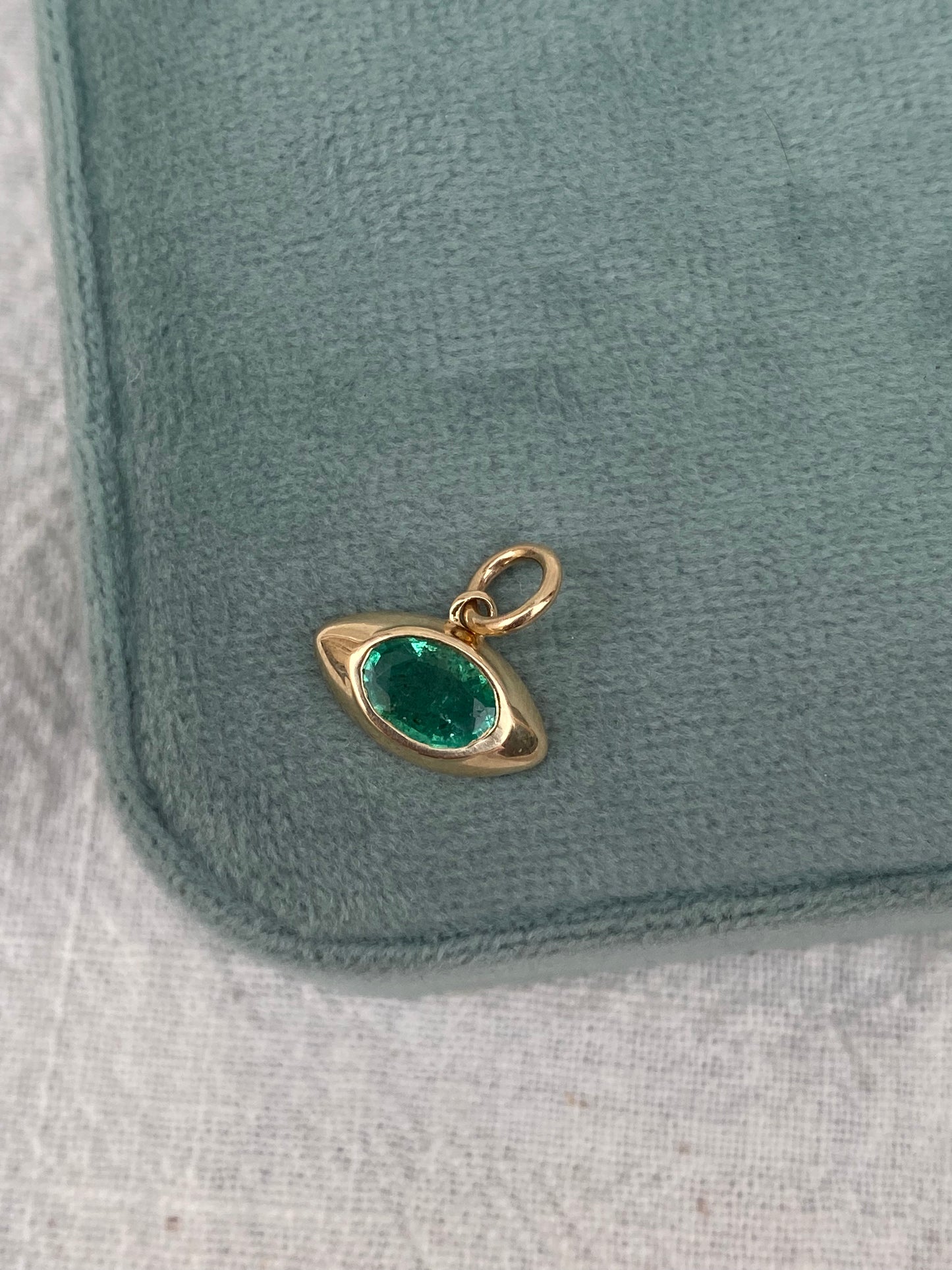 14kt emerald eye