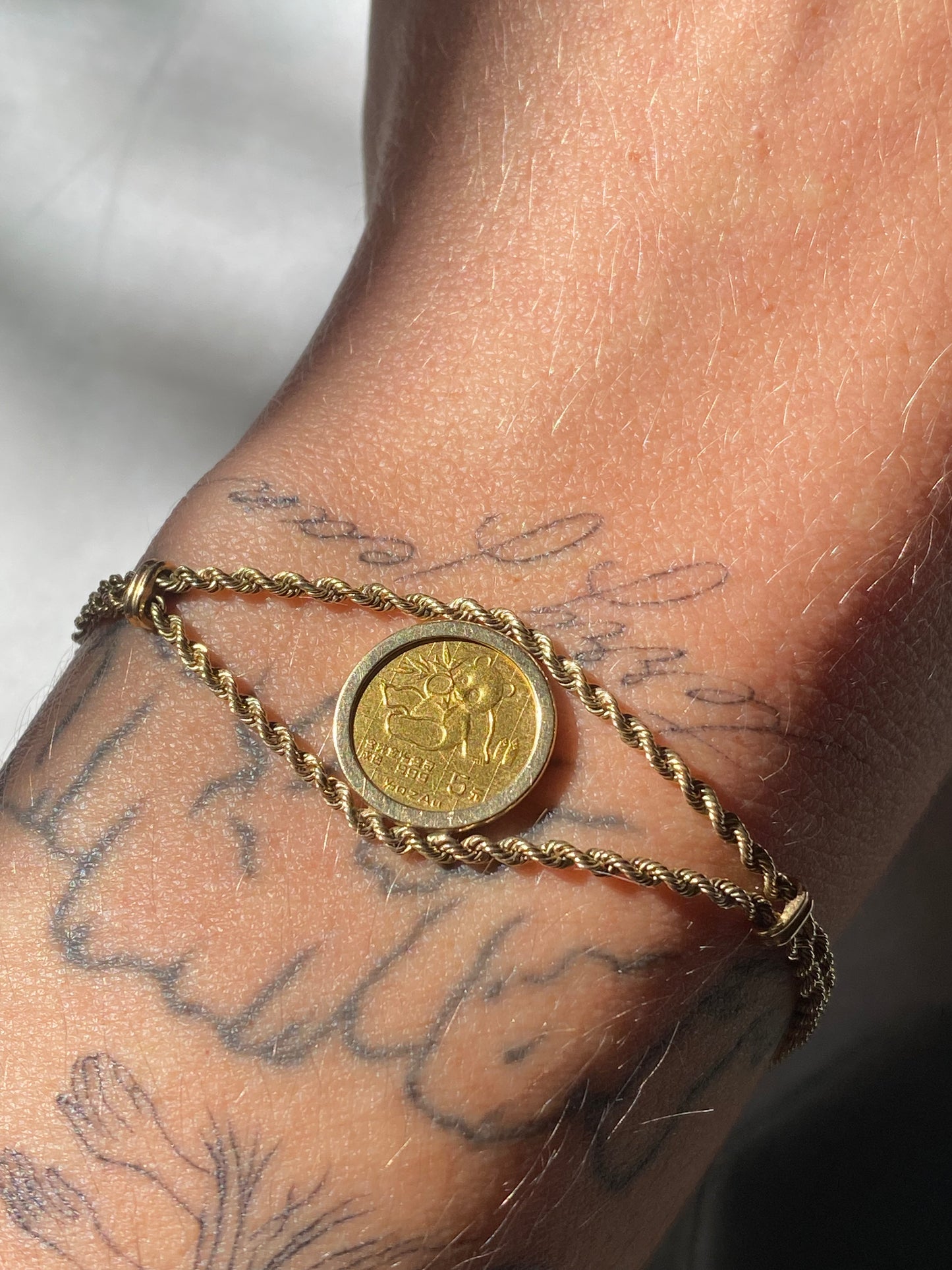14kt vintage bracelet with 22kt coin