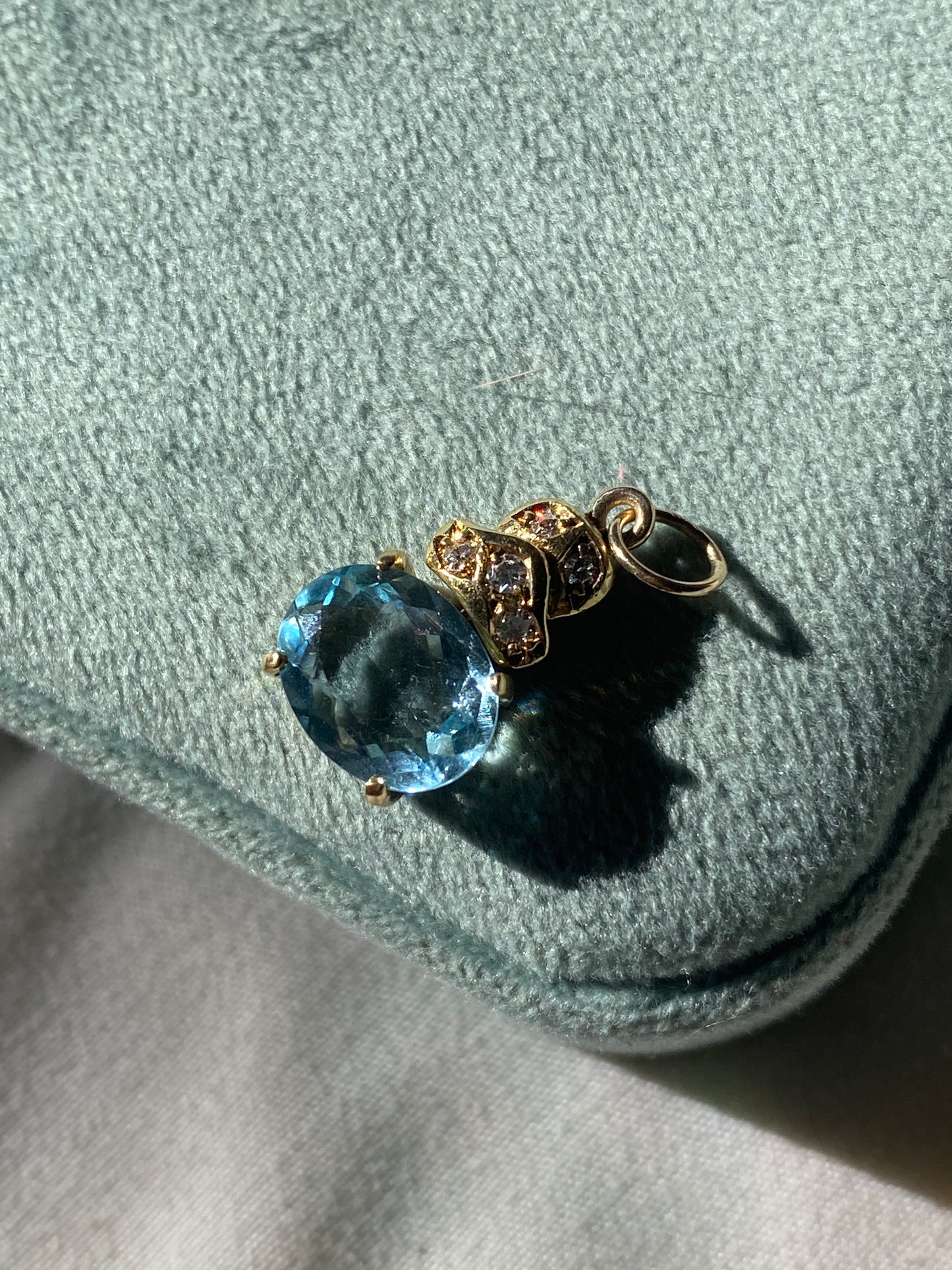 18kt aquamarine diamond pendant