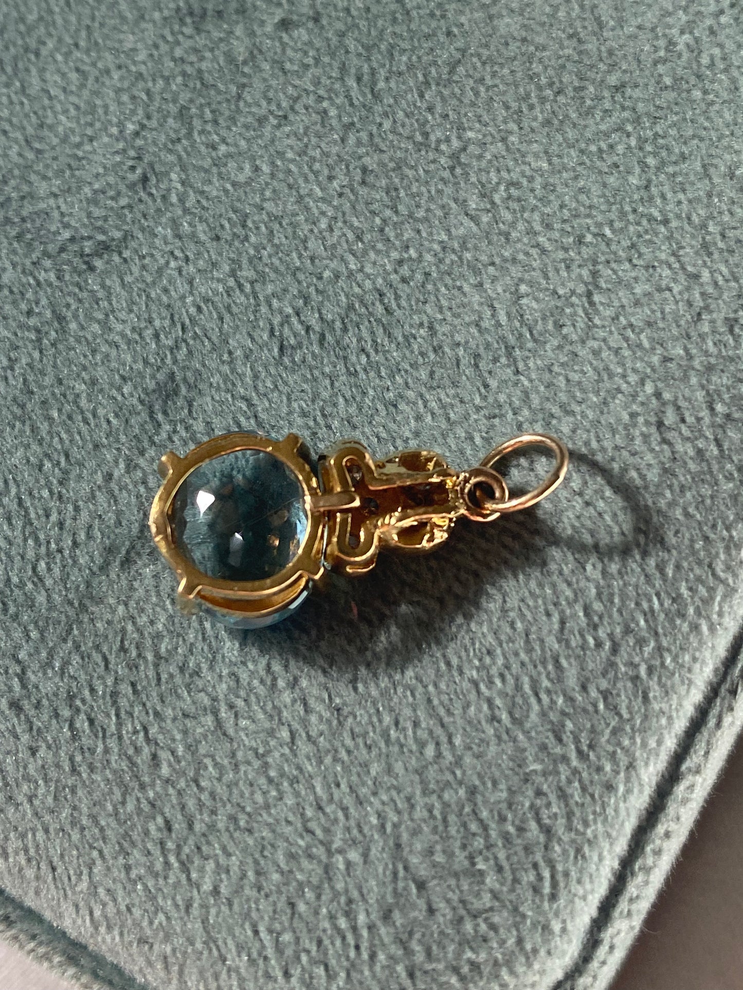 18kt aquamarine diamond pendant