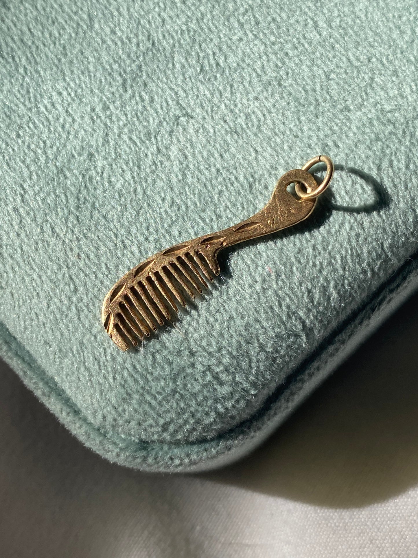 14kt vintage etched comb