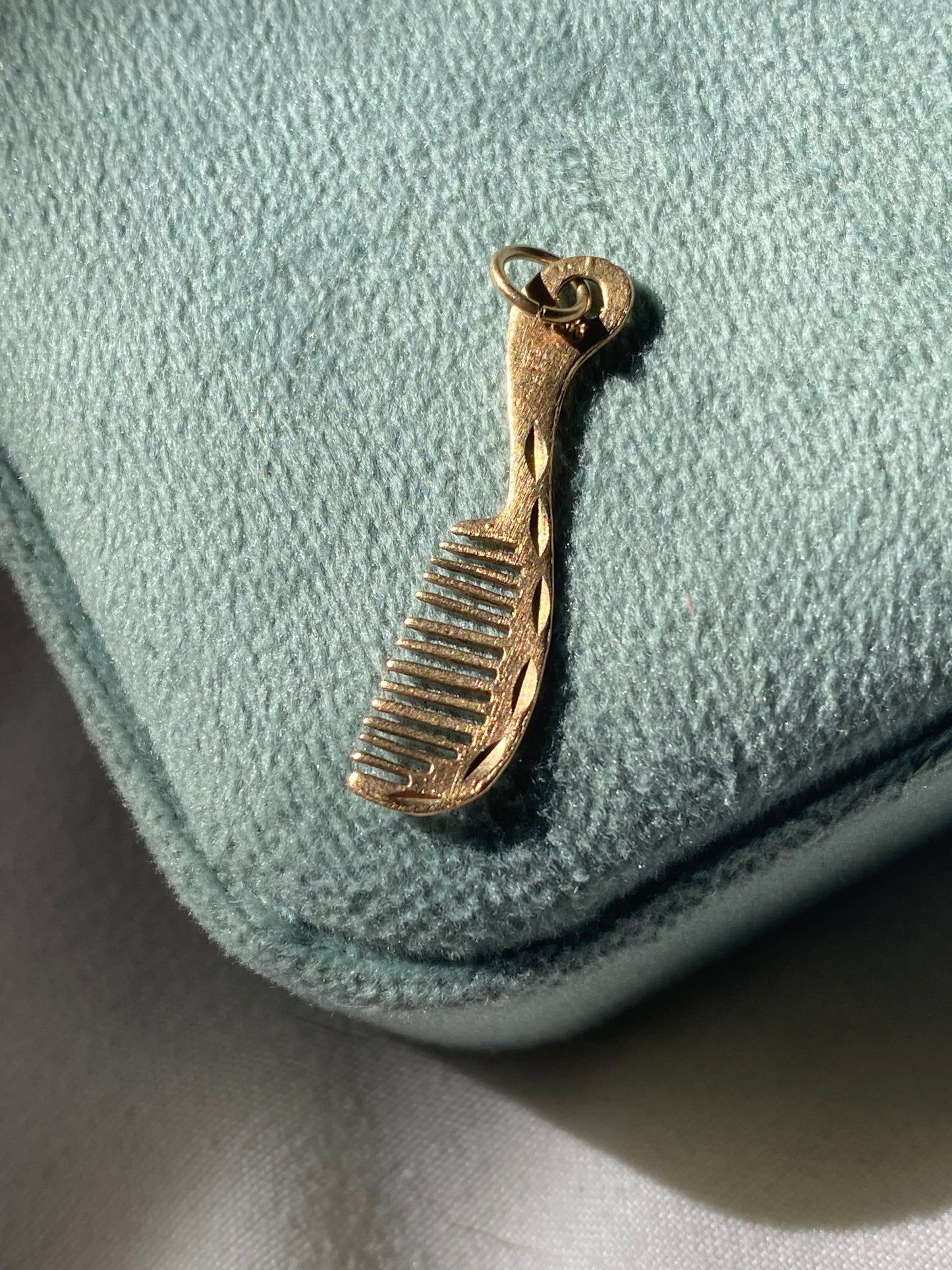 14kt vintage etched comb