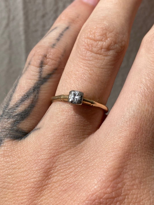 14kt vintage diamond solitare ring