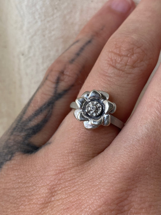 10kt vintage diamond flower ring
