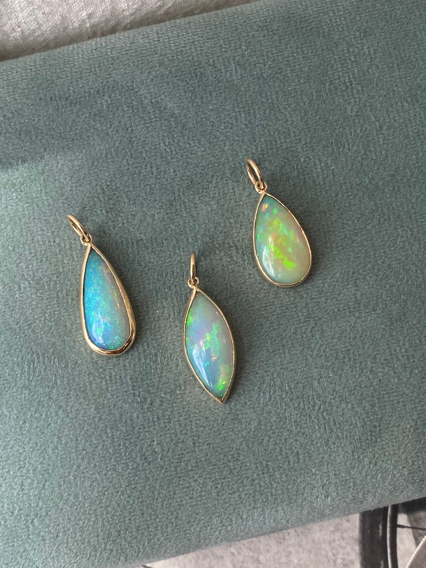 14kt 3.86ctw opal pendant