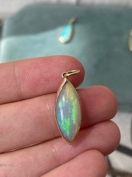 14kt 4.94ctw opal pendant