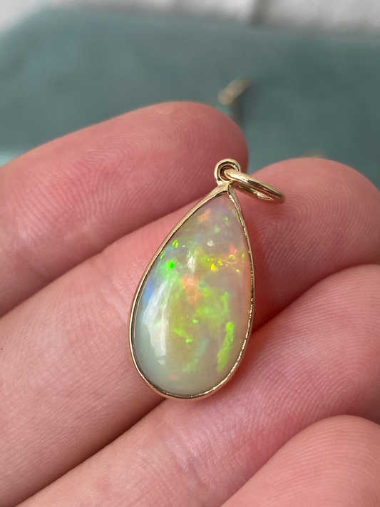 14kt 4.90ctw opal pendant