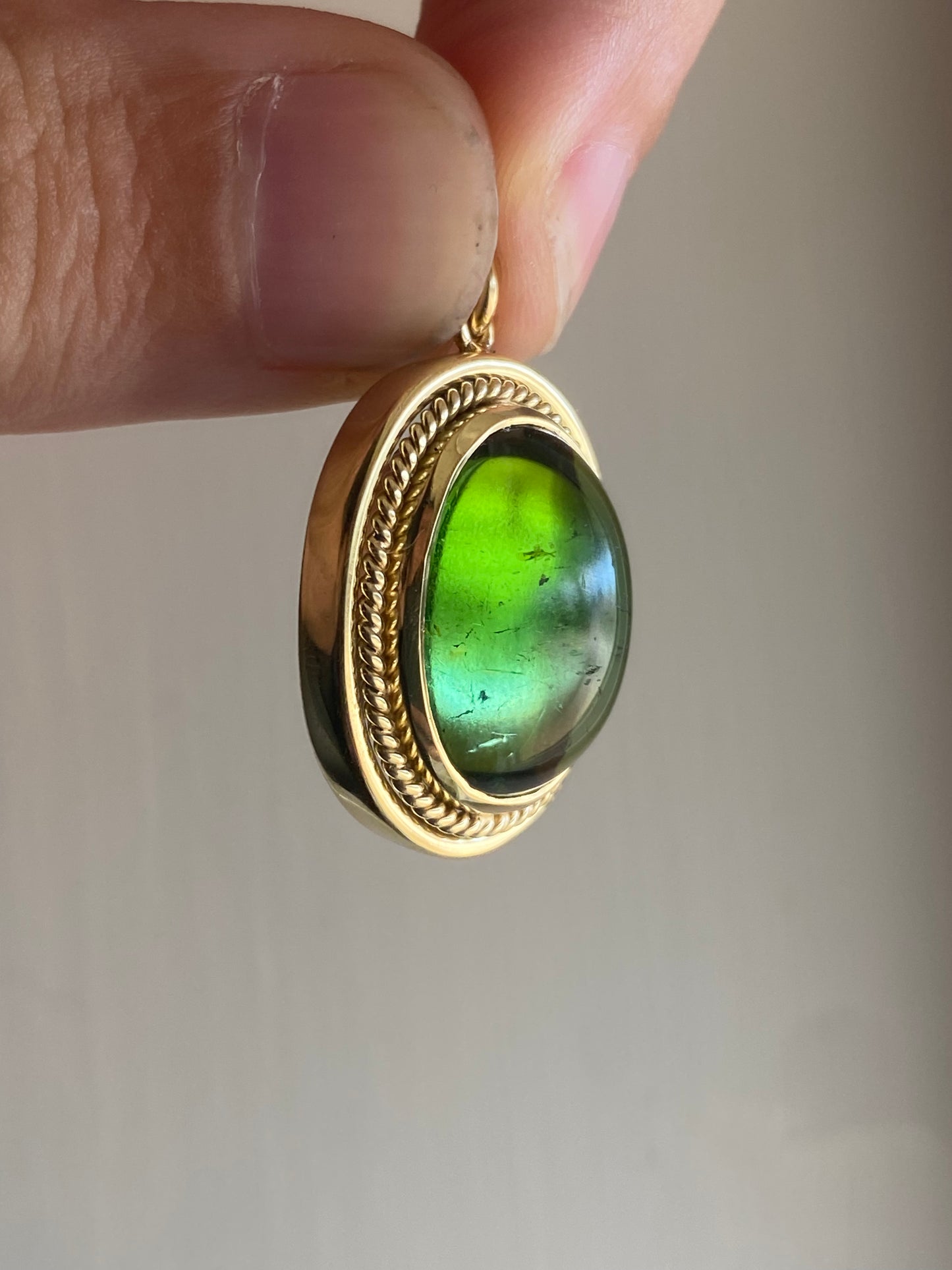 18kt tourmaline cabochon pendant