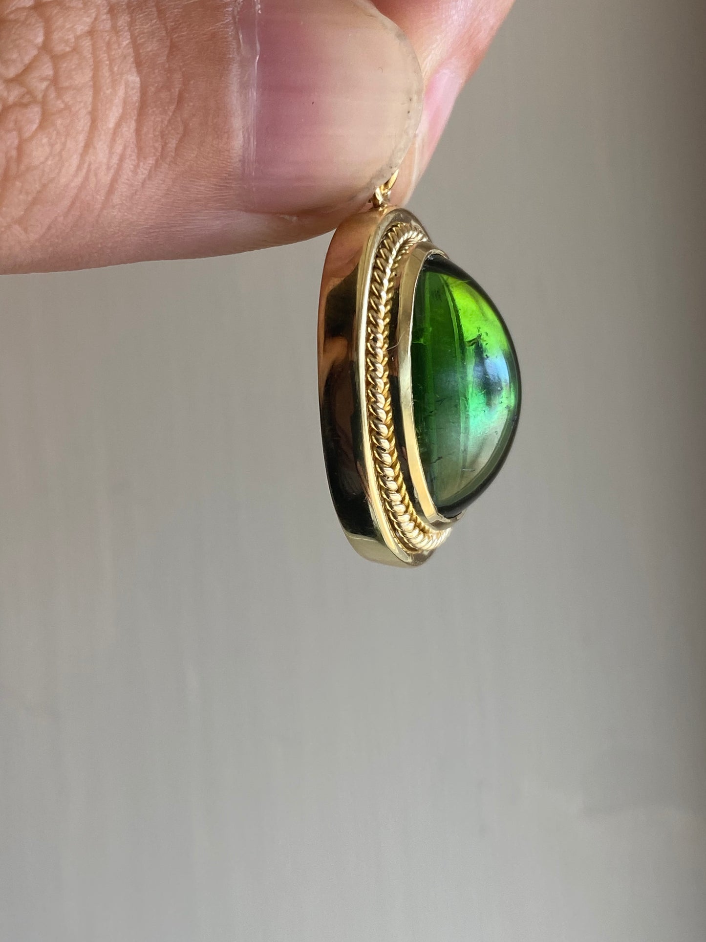 18kt tourmaline cabochon pendant