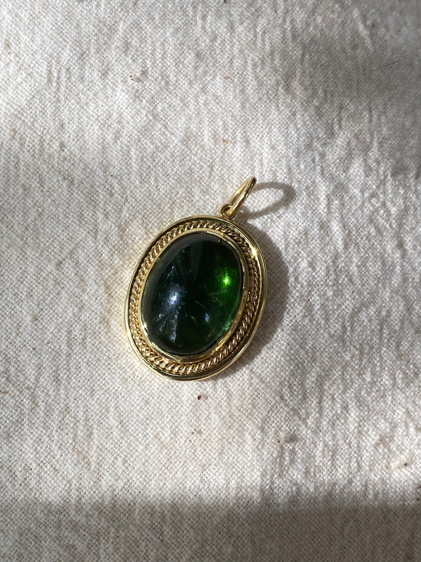 18kt tourmaline cabochon pendant