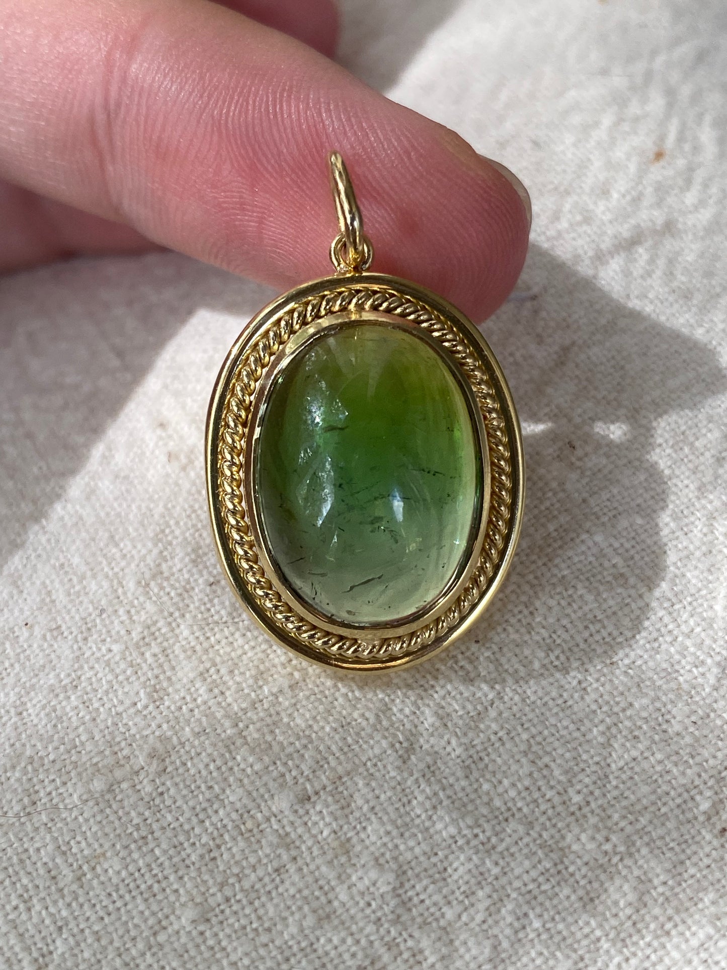 18kt tourmaline cabochon pendant