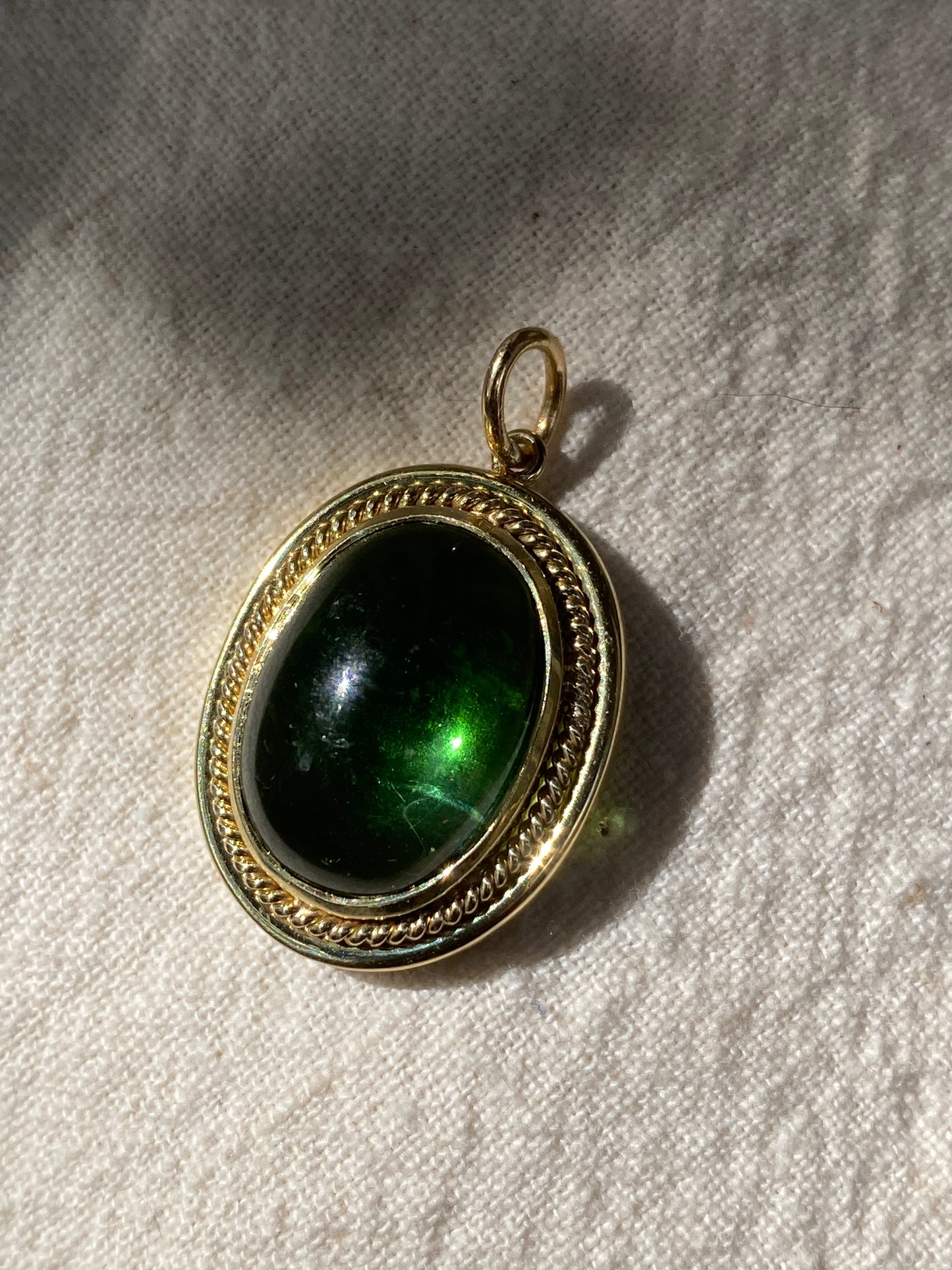 18kt tourmaline cabochon pendant