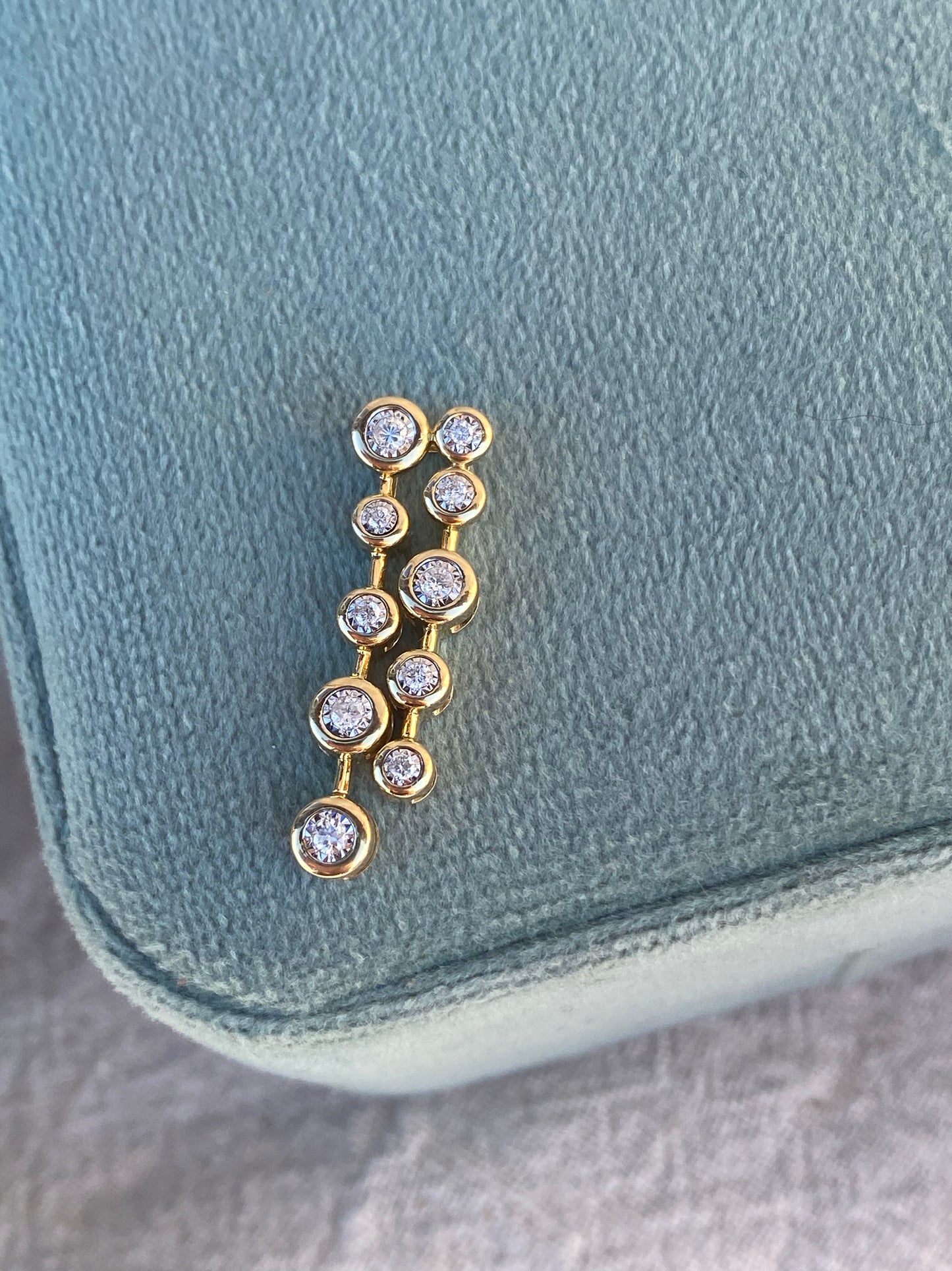 14kt .15ctw multi diamond drop pendant