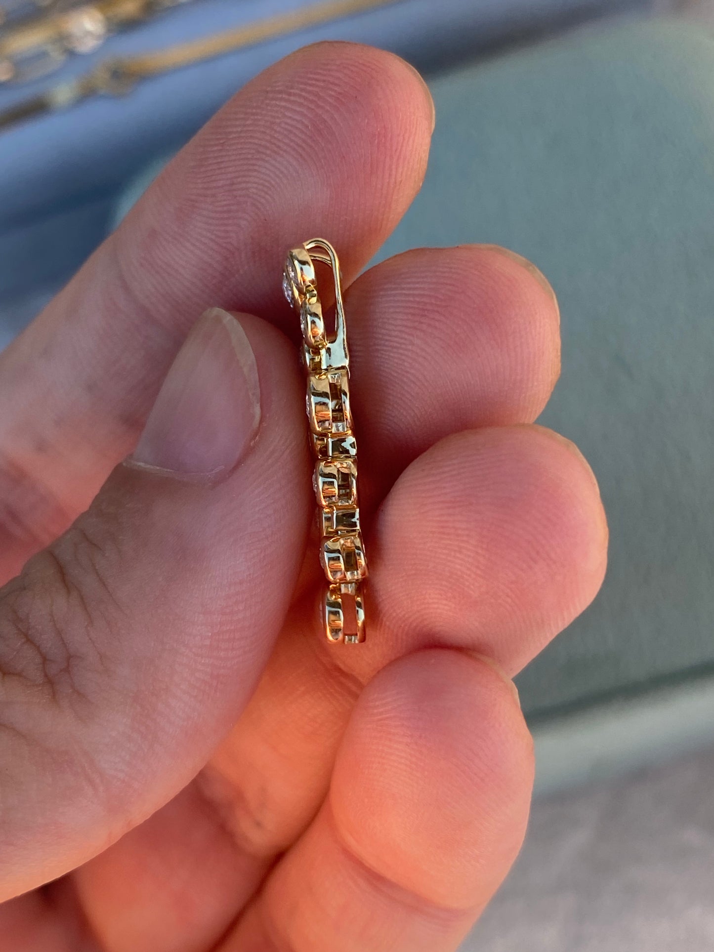 14kt .15ctw multi diamond drop pendant