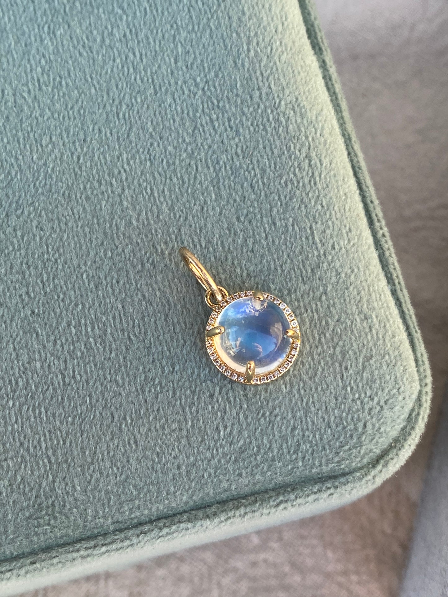 14kt 3.04ctw cabochon moonstone diamond pendant