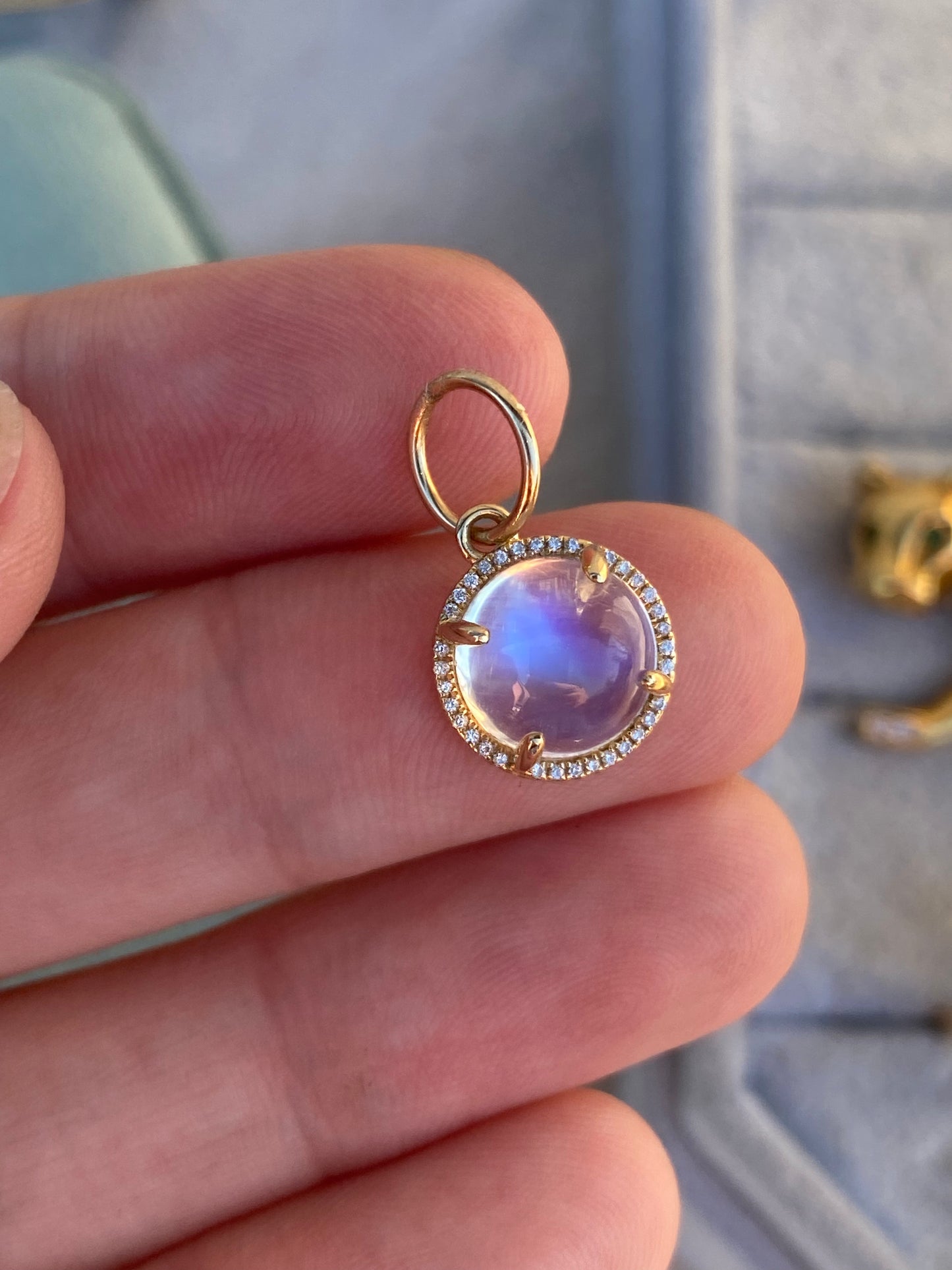 14kt 3.04ctw cabochon moonstone diamond pendant