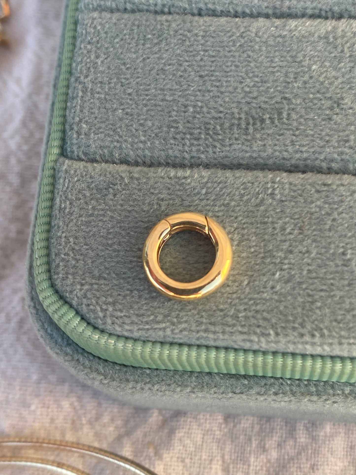 14kt circle push connector