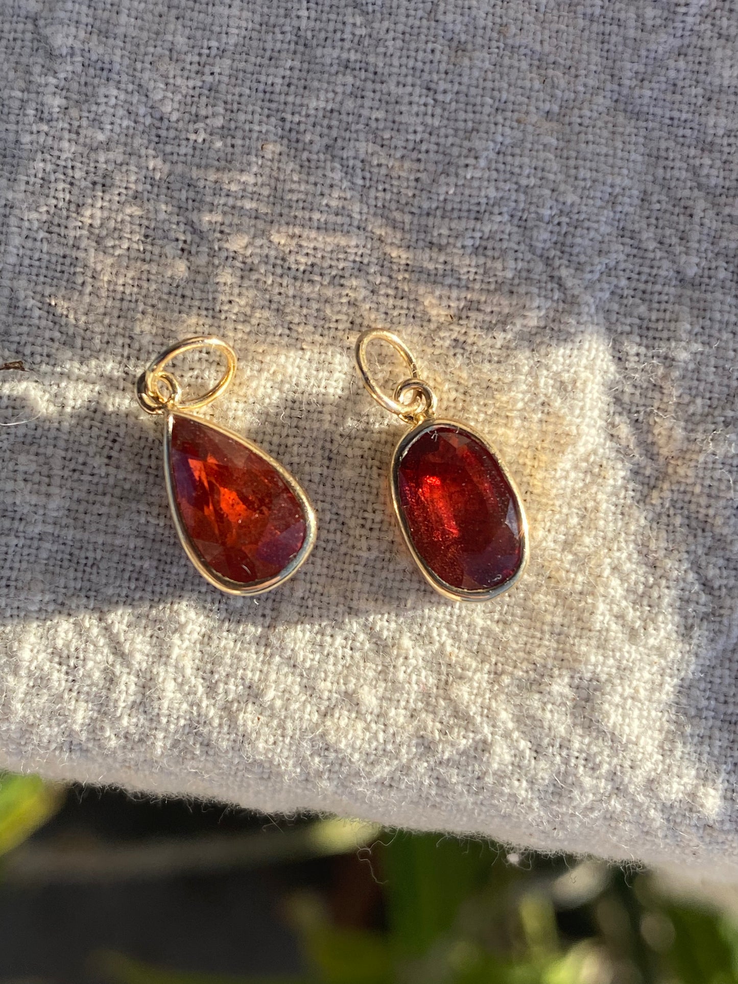 14kt 1.81ctw sapphire bezel pendant