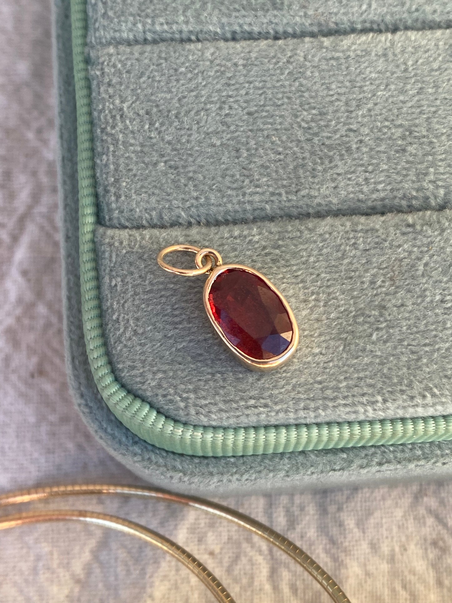 14kt 1.81ctw sapphire bezel pendant