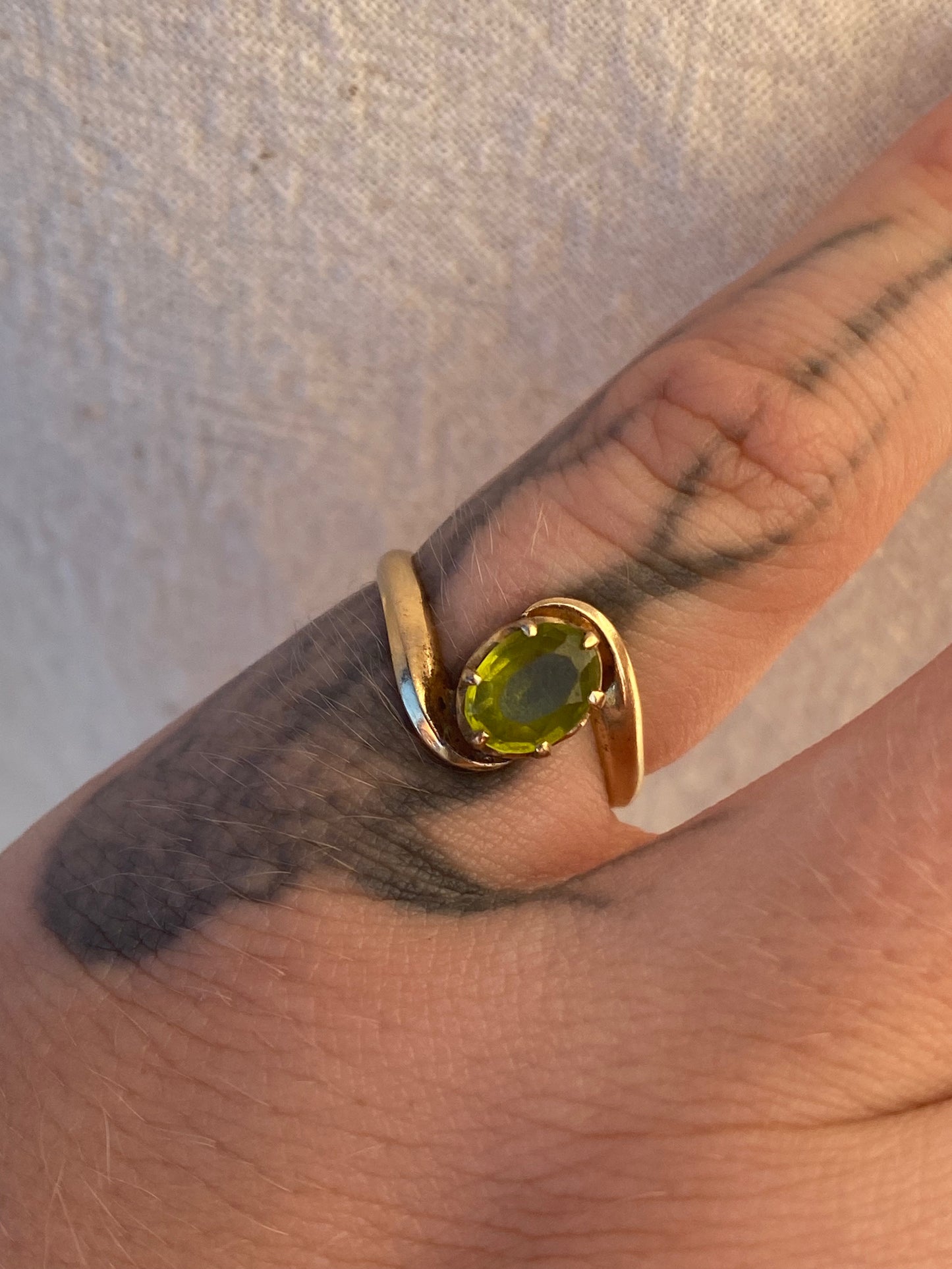 14kt vintage peridot ring